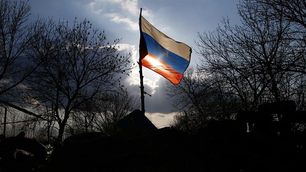Ruská vlajka na barikádách p�ed leteckou základnou v Kramatorsku (16. dubna...