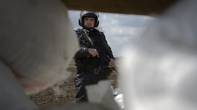 Ukrajinský policista hlídkuje u silnice na neklidném východ zem (16. dubna...