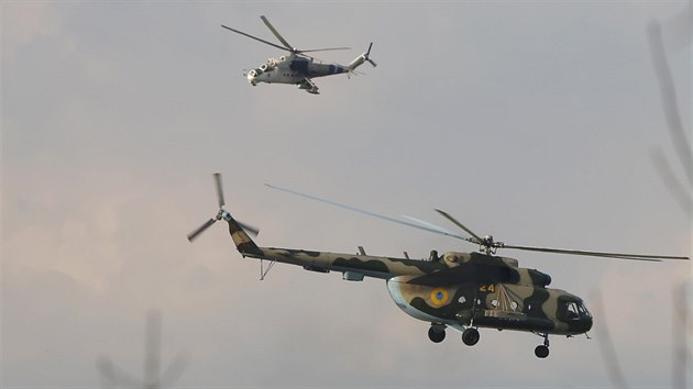 Ukrajinské vrtulníky nad letištěm v Kramatorsku   (16. dubna 2014)
