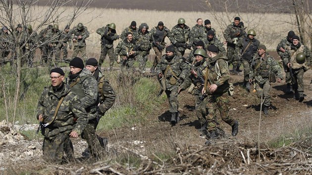 Ukrajinští vojáci nedaleko Kramatorsku (16. dubna 2014)