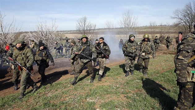 Ukrajinští vojáci nedaleko Kramatorska (16. dubna 2014)