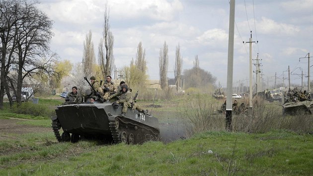 Konvoj ukrajinských transportérů u Kramatorsku  (16. dubna 2014)
