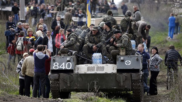 Konvoj ukrajinských transportér u Kramatorsku  (16. dubna 2014)