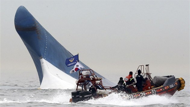 Zchrani u potopenho trajektu Sewol (17. dubna 2014)