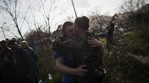 Ukrajinský voják u Kramatorsku se objímá s jedním z místních obyvatel (17. dubna 2014)