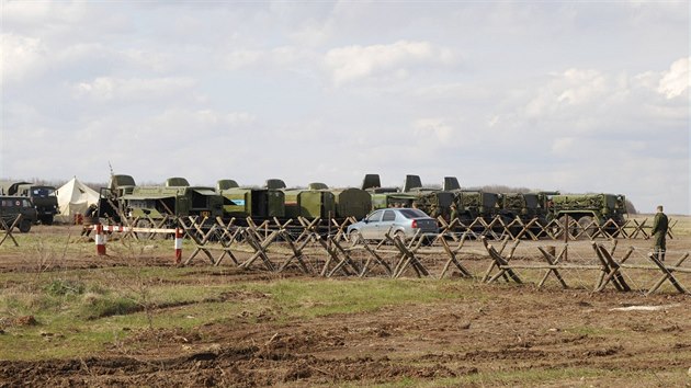 Rusk vojensk vozidla nedaleko ruskho Blgorodu 17. dubna 2014)