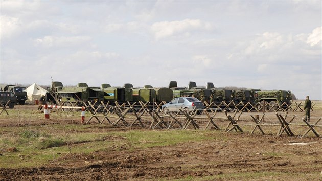 Rusk� vojensk� vozidla nedaleko rusk�ho B�lgorodu 17. dubna 2014)