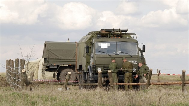 Ruská vojenská vozidla nedaleko ruského Bělgorodu 17. dubna 2014)