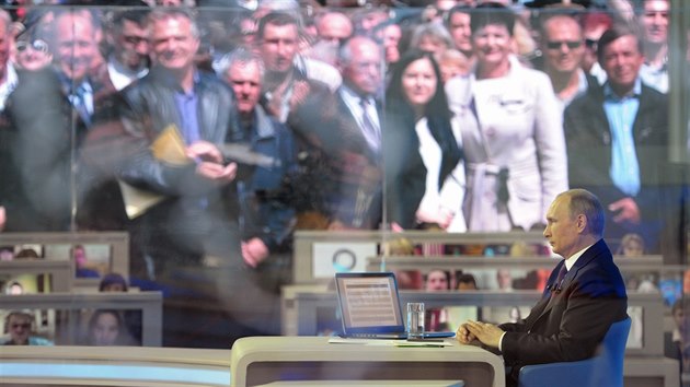 Ruský prezident Vladimir Putin odpovídal v televizi na dotazy diváků (17. dubna 2014)