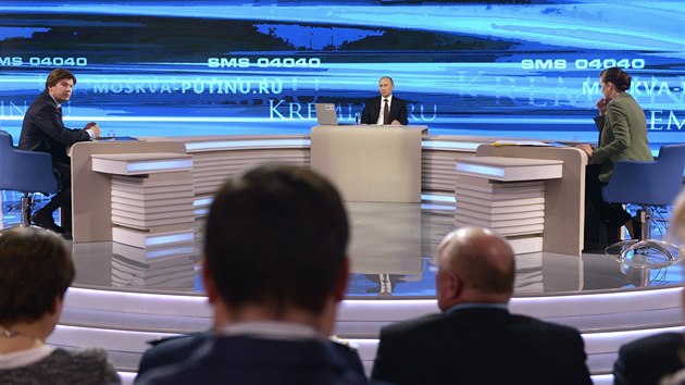 Rusk prezident Vladimir Putin odpovdal v televizi na dotazy divk (17. dubna 2014)