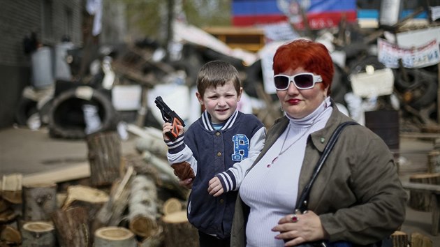 Obyvatel Slavjansku obhl barikdy ped obsazenou budovou mstnch ad (18. dubna 2014)