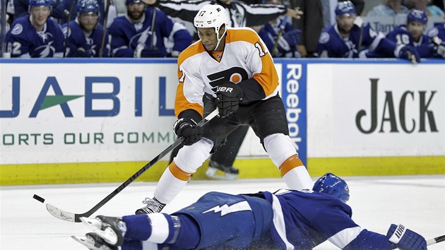 Wayne Simmonds z Philadelphie se sna zakonit, proti je obtav Radko Gudas z Tampy.