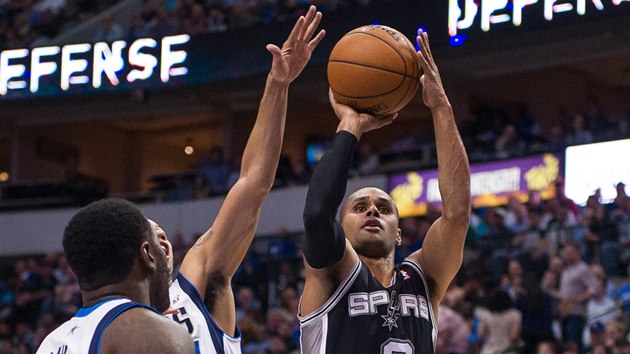 Patty Mills ze San Antonia stl pes brnc hre Dallasu. Spe se po nm Devin Harris.