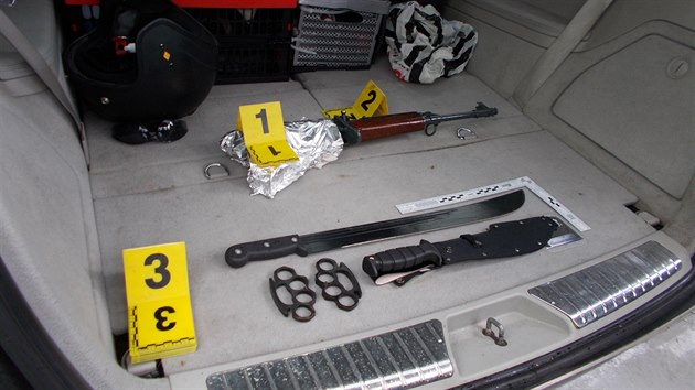 V kufru auta celníci našli černou tašku, která ukrývala samopal, čtyři krabičky s náboji, dva zásobníky, sumku, dva boxery, lovecký nůž a mačetu.