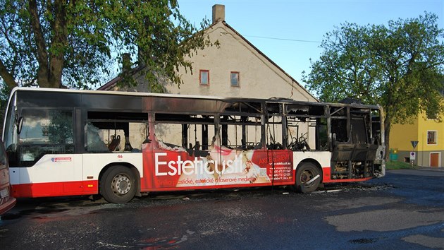 Autobus shořel ve středu ve čtvrt na šest večer na točně v Roudníkách.