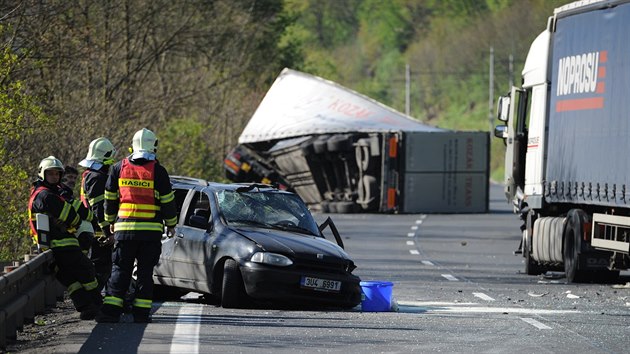 Mezi ústeckou částí Vaňov a Dolními Zálezly se srazily dva kamiony a osobní auto. Nehoda silnici I/30 uzavřela na několik hodin.