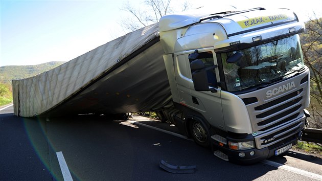 Mezi ústeckou částí Vaňov a Dolními Zálezly se srazily dva kamiony a osobní auto. Nehoda silnici I/30 uzavřela na několik hodin.