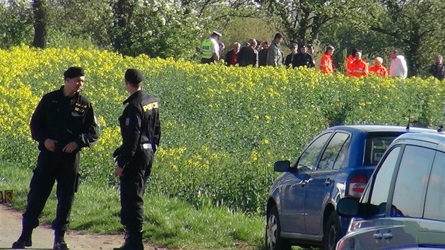 Kriminalist ohledvaj msto podl ulice K Netlukm v prask Uhnvsi, kde byla nalezena tla dvou mrtvch mu (11.4.2014).