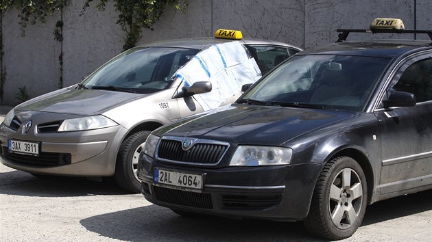 Vozidla, v nich byli v prask Uhnvsi zasteleni idii taxisluby