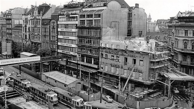 1975: Václavské náměstí v oblasti na Můstku. Právě se zde staví metro. Baťův obchodní dům nese označení Svit