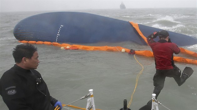 Jihokorejt zchrani se pokou najt cestujc z potopenho trajektu Sewol (17. dubna 2014)