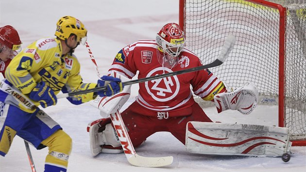 Tineck glman imon Hrubec zasahuje v utkn play-off proti Zlnu.