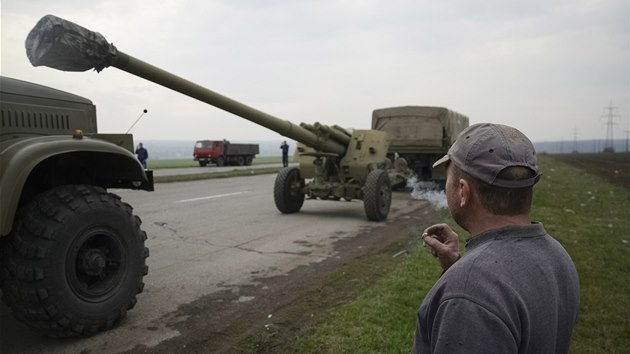 Konvoj ukrajinsk vojensk techniky nedaleko Doncku (11. dubna)