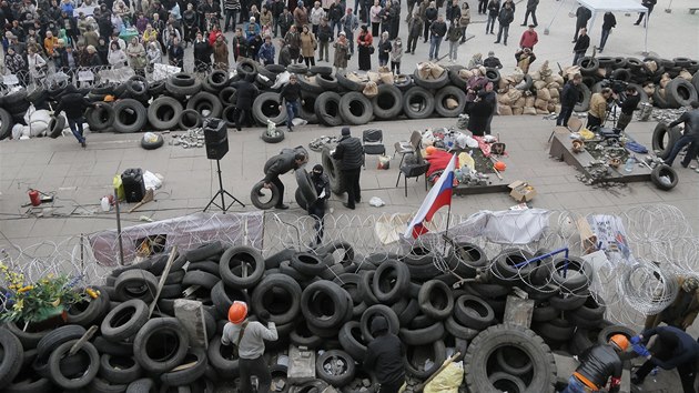 Prorut demonstranti na barikdch, kter obklopuj regionln ad Doncku (11. dubna)