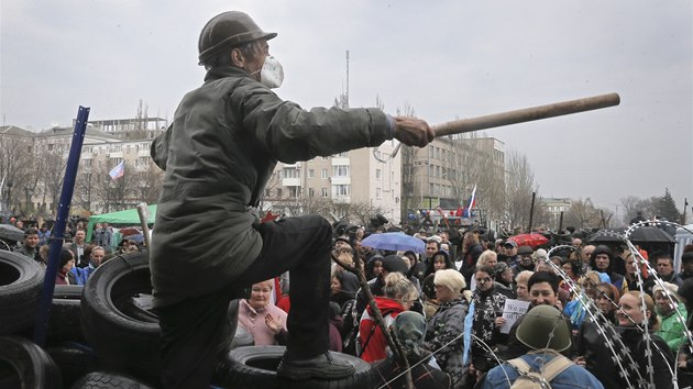 Prorut demonstranti na barikdch, kter obklopuj regionln ad Doncku (11. dubna)