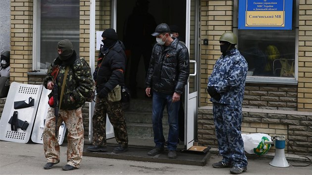N�kolik maskovan�ch ozbrojen�ch mu�� podle ukrajinsk�ho ministra vnitra Arsena Avakova obsadilo policejn� str�nici ve m�st� Slavjansk na v�chod� zem�(12. dubna)