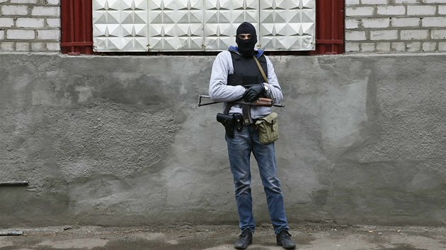 N�kolik maskovan�ch ozbrojen�ch mu�� podle ukrajinsk�ho ministra vnitra Arsena Avakova obsadilo policejn� str�nici ve m�st� Slavjansk na v�chod� zem�(12. dubna)