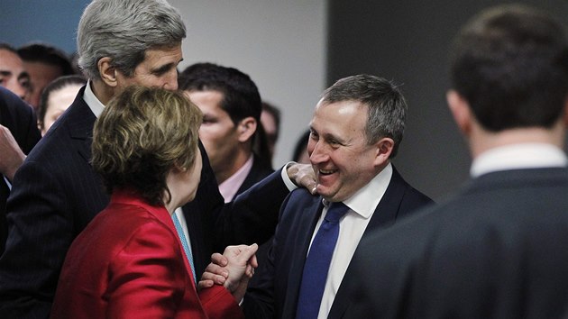 Ukrajinský ministr zahraničí Andrij Deščycja při rozpravě s Kerrym a Ashtonovou (17. dubna)