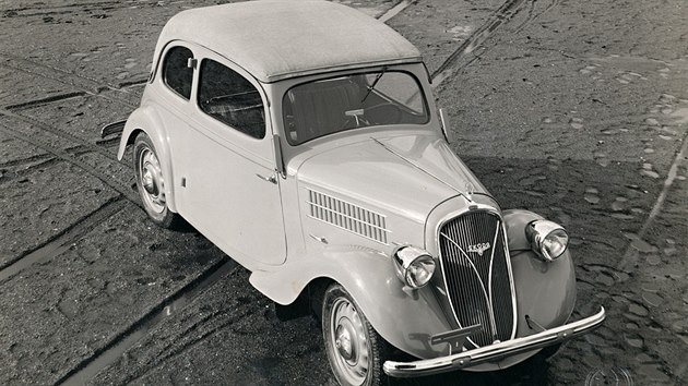 koda 420 Popular byla pohnna spodovm tyvlcem o objemu 995 ccm. Postupn modernizovan vz se vyrbl v letech 1934 a 1938 v mnoha karosskch variantch, vetn uitkovch.