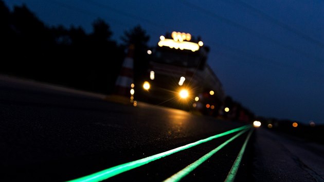 Svtc pruhy se testuj na 500 metrech silnice N329 pobl msta Oss v Holandsku. Energii zskvaj z dennho svtla, v noci pak vydr zit zhruba osm hodin.