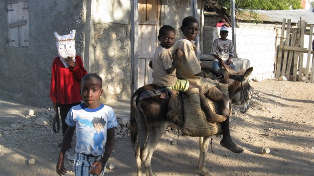 Bez studn od eskch vrta by obdob velkho sucha na severozpad Haiti tko peily i tyto dti.