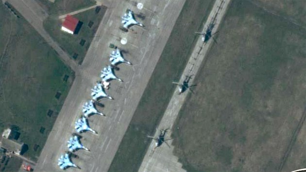 Satelitní snímek jihoruské letecké základny Primorko - Achtarsk s bitevními...