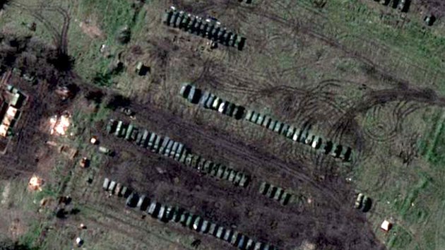Rusk tanky a obrnn vozidla na zkladn v jihoruskm Yeysku. (22. bezna 2014)