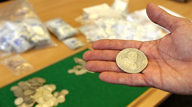 Ndoby nalezen v listopadu 2012 u Jlovho obsahovaly vce ne ti tisce rznch minc.