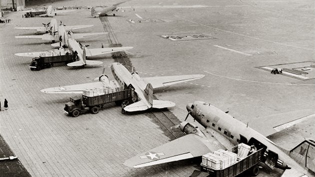 Vykládka amerických letounů na letišti Tempelhof