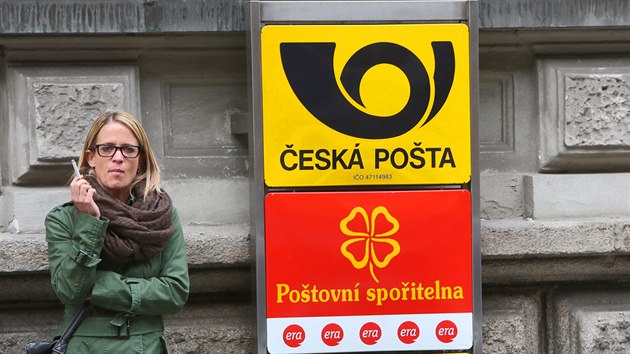 Pestoe v budov esk poty v ulici Politickch vz v centru Prahy zasahuj policist, sluby pro veejnost funguj bez omezen. (15. dubna 2014)