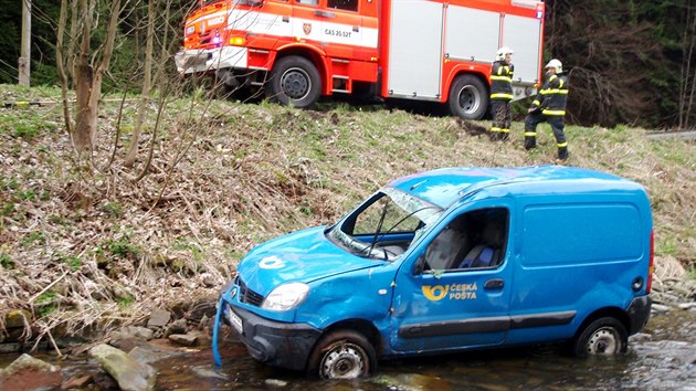 Poštovní Renault Kangoo v horském potoku v beskydské obci Krásná poté, co vůz hasiči převrátili zpět na kola. (9. dubna 2014)