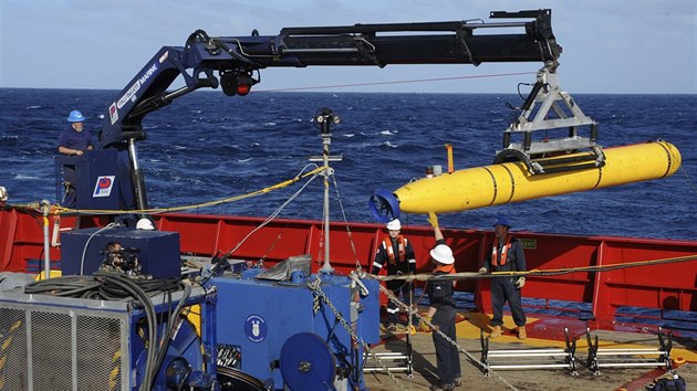 Specialist usazuj na palubu australsk lodi Ocean Shield malou ponorku Bluefin - 21, kterou zapjilo nmonictvo USA. Robot bude v Indickm ocenu ptrat po troskch a ernch skkch ztracenho malajsijskho letedla, 1. dubna 2014