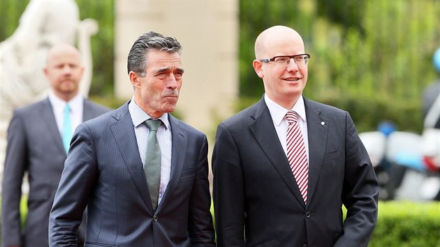 Generln tajemnk NATO Anders Fogh Rasmussen a esk premir Bohuslav Sobotka v Praze