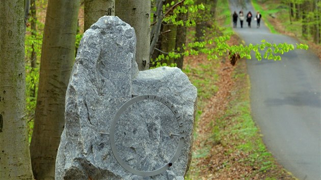 Každý ze skoro dvoumetrových menhirů symbolizuje jednu bolest moderního člověka.