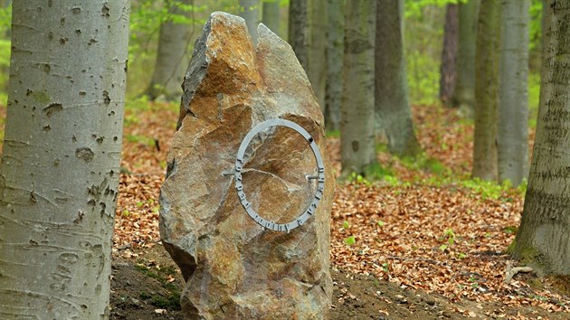 Každý ze skoro dvoumetrových menhirů symbolizuje jednu bolest moderního člověka.