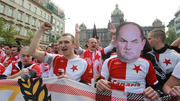 Fanouci fotbalov Slavie pochoduj Vclavskm nmstm v Praze ped derby se Spartou (12. dubna 2014)