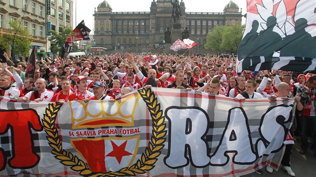 Fanouci fotbalov Slavie pochoduj Vclavskm nmstm v Praze ped derby se Spartou (12. dubna 2014)
