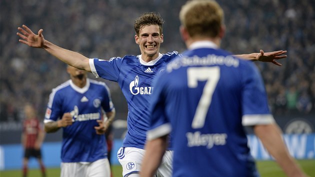 RADOST. Leon Goretzka ze Schalke b k Maxi Meyerovi, kter prv vstil gl hostujcmu Frankfurtu.