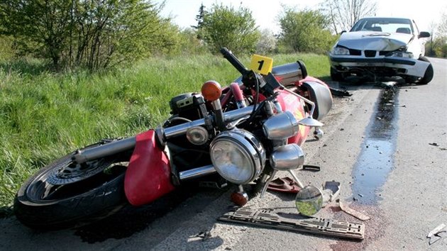 Ve Starm Mst zemel v ptek odpoledne motocyklista. Pedjdl dodvku a pitom se stetl s protijedoucm vozem. (18. dubna 2014)