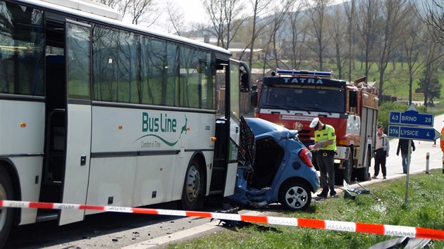 Vn nehoda autobusu a osobnho auta Kia na silnici I/43 pobl Boitova na Blanensku.